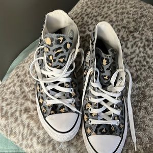 Women’s high top converse sz 7.  Very good condition.  Gray leopard